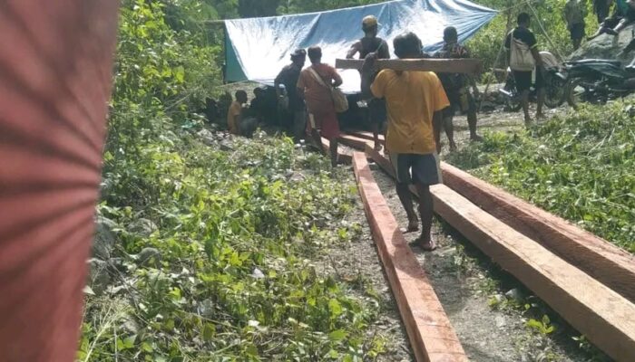 Kursi Empuk Tak Boleh Membuat Hati Keras, Swadaya Masyarakat RW I Desa Pido Untuk Pembangunan Jembatan