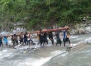 Hallo Bupati Alor Dan DPRD! Masyarakat Inisiatif Buat Jembatan Darurat Di Pido, Sampai Kapan Kondisi Ini Bisa Diperhatikan?