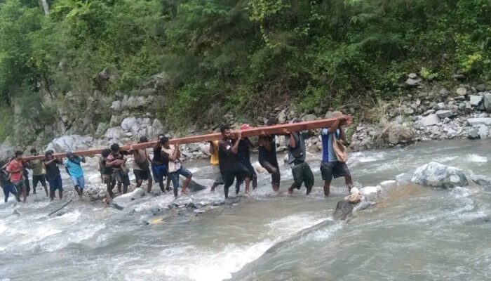 Hallo Bupati Alor Dan DPRD! Masyarakat Inisiatif Buat Jembatan Darurat Di Pido, Sampai Kapan Kondisi Ini Bisa Diperhatikan?