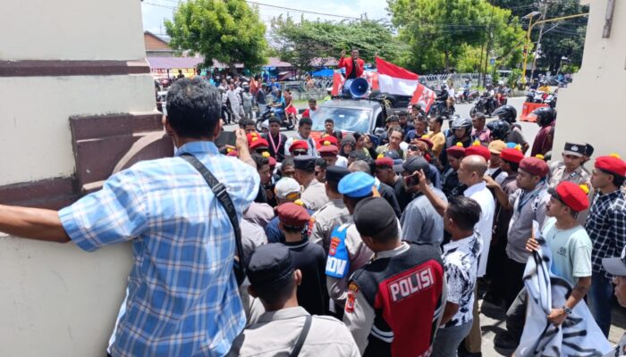 Tuntut Keadilan Kasus Kematian Seorang Siswi SMP Di Rubit, Aksi GMNI Sikka Berujung Bentrokan Fisik