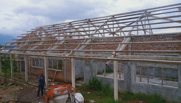 Diduga Libatkan Kolega Wakil Bupati Alor, Proyek Pembangunan SMP Negeri Abangiwang Mangkrak