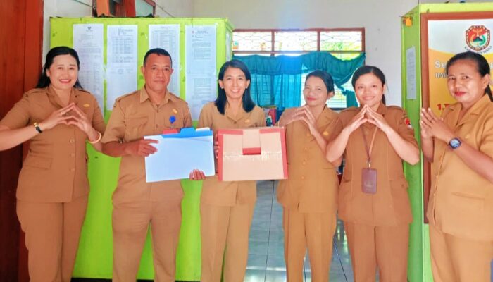 Disarpus Sikka Lakukan Pendampingan Pemeliharaan Dan Penyusutan Arsip Di Badan Kesbangpol Sikka