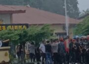 Tantang Pimpinan Bhayangkara! Ratusan Mahasiswa Kepung Polres Sikka Meski Diterpa Hujan Deras, Ada Apa?