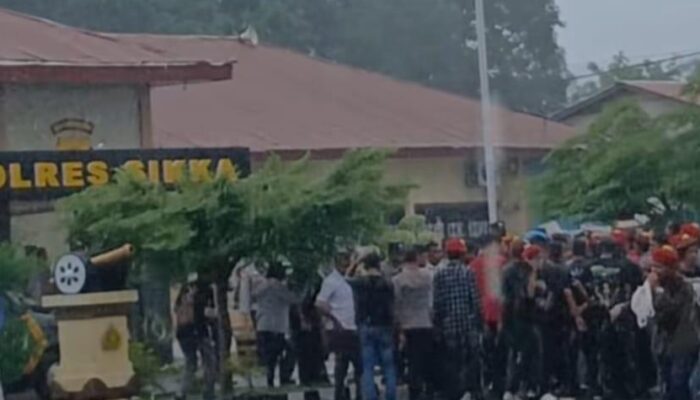 Tantang Pimpinan Bhayangkara! Ratusan Mahasiswa Kepung Polres Sikka Meski Diterpa Hujan Deras, Ada Apa?