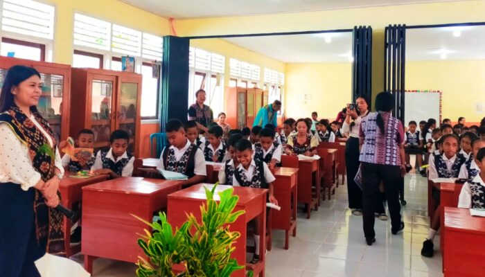 Gelar Kegiatan Literasi Dan Sains Di SDI Solot, Bunda Literasi Sikka Ny Fista: Dorong Anak-Anak Cinta Proses Belajar