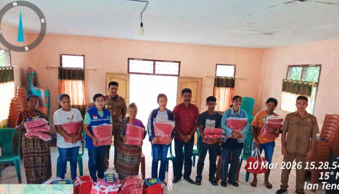 Pemda Sikka Serahkan Bantuan Darurat Bagi Warga Terdampak Bencana Angin Kencang Di Desa Ian Tena