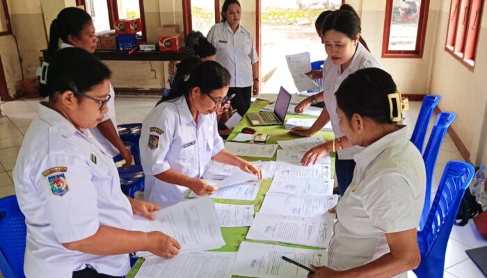 Disarpus Sikka Lakukan Pemeliharaan Dan Penyusutan Arsip Di Disperindag Sikka